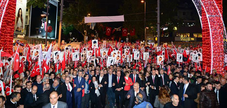 Yüzbinler Cumhuriyet ve Barış İçin Yürüdü