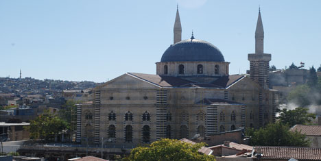 Mağarada ibadet yapan Ermenilere Kilise yaptırdı