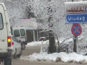 Kış turizminin gözde merkezlerinden Uludağ'da yollar kapandı