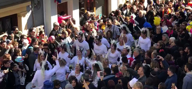 Yunanistan’ın Sakız Adası’nda düzenlenen  Mostra karnavalı Türk turistlerin akınına uğradı