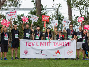 Runatolia Maratonu’nda Port Akdeniz Limanı ekibi “umut” için koşarak TEV’i destekledi