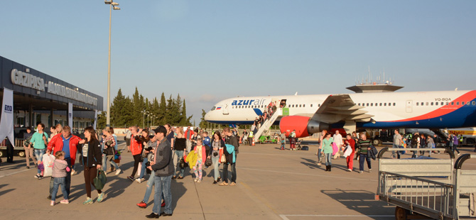 Gazipaşa Havalimanın uzayan pistine  Boeing B757 tipi uçağı indi