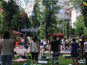 YOGA tutkunları, 21 Haziran Uluslararası Yoga Günü’nü Nişantaşı Sanat Parkı’nda kutladı