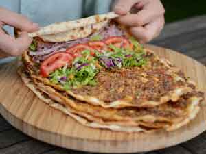 Ayda 1 Milyon 300 Bin Adet Lahmacun Siparişi Veriyoruz