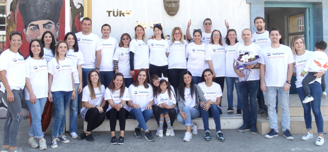 SunExpress’in yardım melekleri “Guardian Angels” İzmir’de sınıfları boyadı