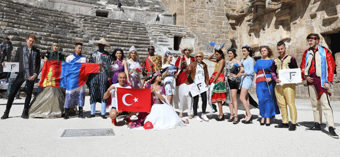 32 ülkeden Antalya’ya gelen modeller, Aspendos Yılı’na dikkat çekmek üzere, tarihi antik kenti ziyaret etti