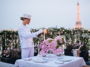 The Peninsula Paris, konuklarına özel Rolls-Royce Phantom'un rahatlığında,Fransız başkentinin en ilham verici simge yapılarına özel bir tur imkanı sunuyor