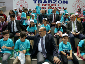 Hitit ve Türkiye Masa Tenisi Federasyonu Uçan Raketler sosyal sorumluluk projesini şimdi de Trabzon’a taşıdı