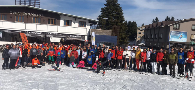  Uludağ’da görme engelli gençler ilk kez piste çıkıp kayak yaptı