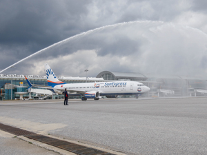 SunExpress’ten ilk uçuşlara özel su takı