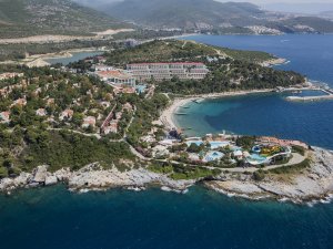 Eğlencenin ve dinlenmenin adresi: Pine Bay Holiday Resort 