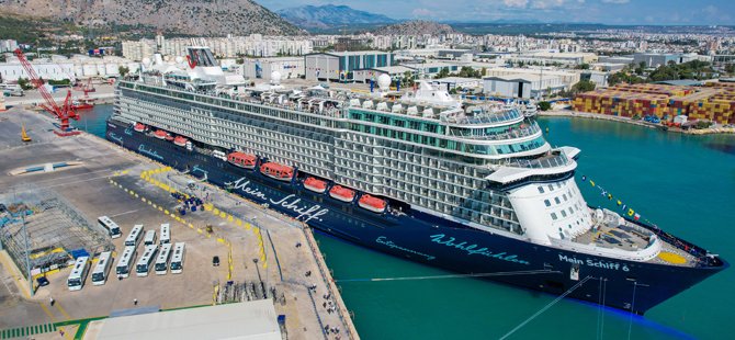 Lüks yolcu gemisi Mein Schiff 6 Antalya’ya geldi