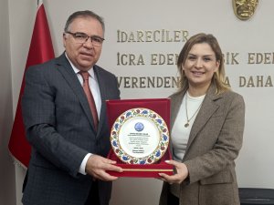 FOÇA KAYMAKAMLIĞINDAN BAŞARILI TURİZMCİYE PLAKET