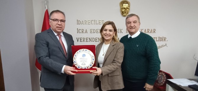 FOÇA KAYMAKAMLIĞINDAN BAŞARILI TURİZMCİYE PLAKET