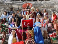 32 ülkeden Antalya’ya gelen modeller, Aspendos Yılı’na dikkat çekmek üzere, tarihi antik kenti ziyaret etti