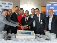 Jet2 Holidays ile İzmir’e gelen yolcular çiçeklerle karşılandı