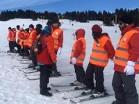  Uludağ’da görme engelli gençler ilk kez piste çıkıp kayak yaptı