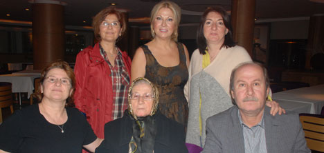 arzu-kirali-ve-ailesi.jpg