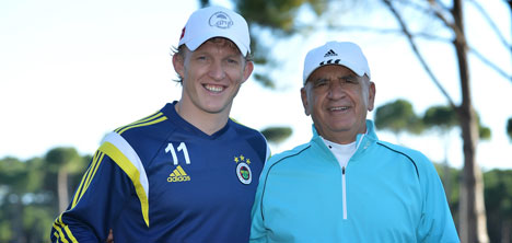 fenerbahce,-kuyt,golf,ozturk-group-yonetim-kurulu-baskani-fikret-ozturk,regnum-carya-golfspa-resort-hotel-yonetim-kurulu-baskan-yardimcisi-ali-safak-ozturk,2.jpg